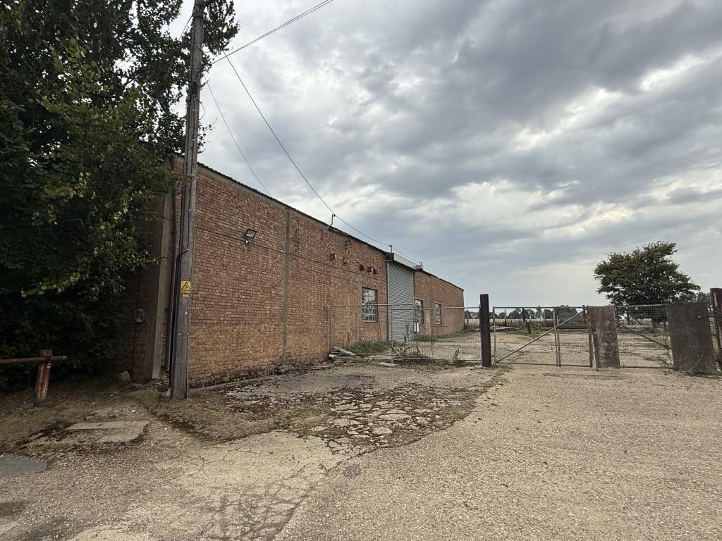 Lot: 42 - OUTSTANDING RURAL OPPORTUNITY! PLANNING FOR DEVELOPMENT OF A SUBSTANTIAL RESIDENCE - Front view of site with barn to be demolished